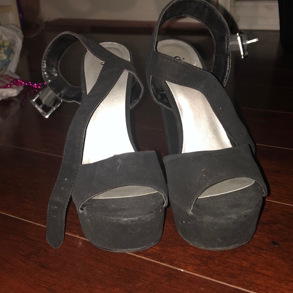 Black heels - Picture 4 of 4